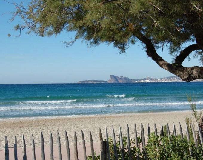 Rez-de-villa proche de la mer Saint-Cyr-sur-Mer Extérieur photo